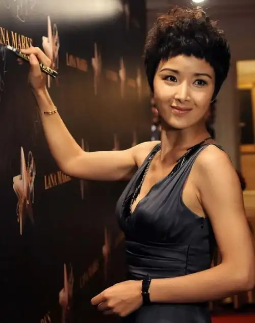 演员黄曼:长得好看演技好,出道20年零绯闻,42岁活成了人生赢家|李乃文