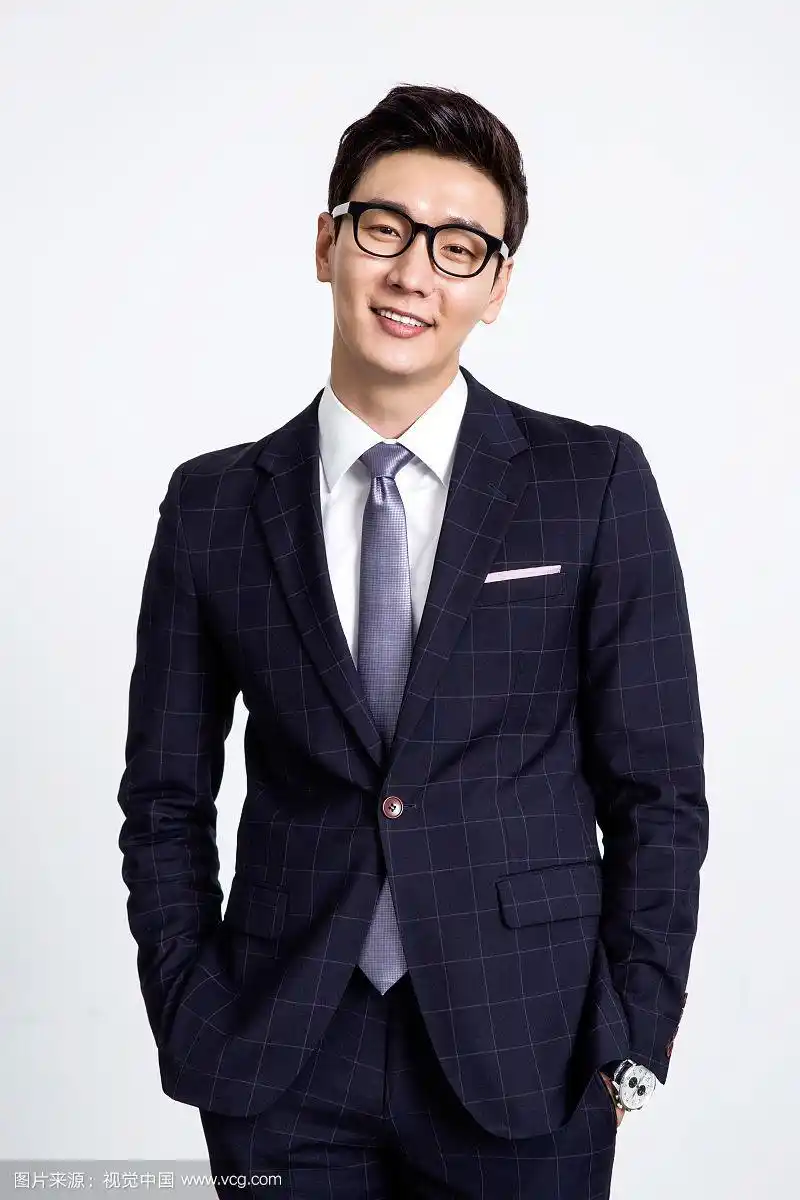 穿西装戴眼镜微笑的男人摄影