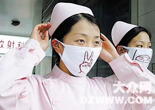 昨天,济南历城一家社区医院的护士们戴上请画家专门画的"胜利口罩"