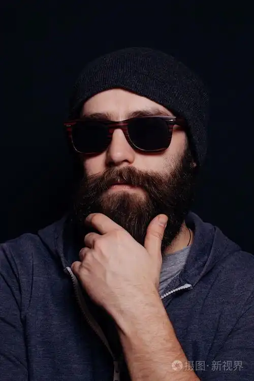 英俊男的大胡子,戴着眼镜,帽子