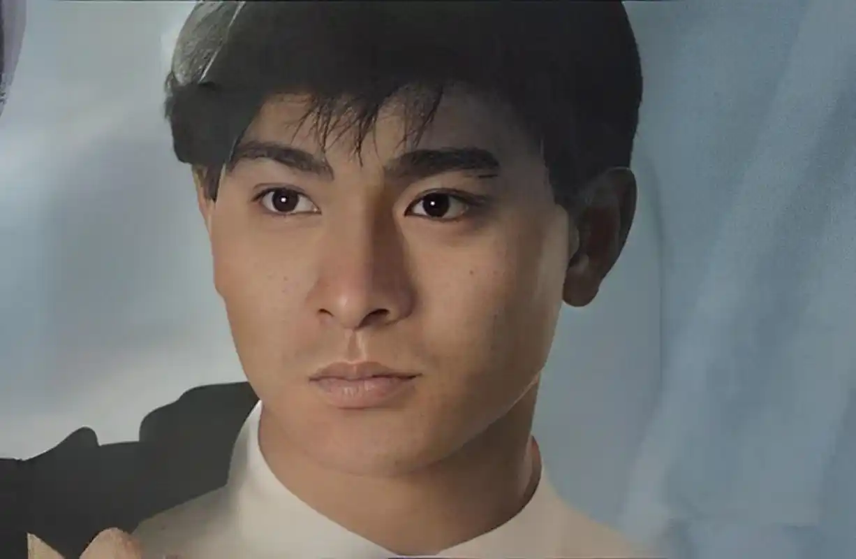 80年代初,刘德华以粤语歌手的身份进入娱乐圈,很快凭借独特的音乐