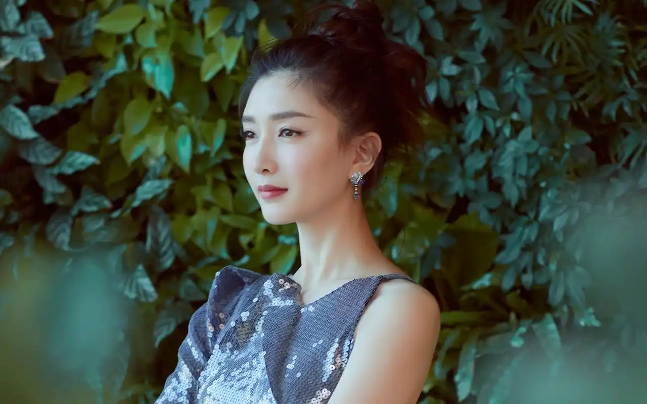 江疏影美人鱼裙性感优雅桌面壁纸