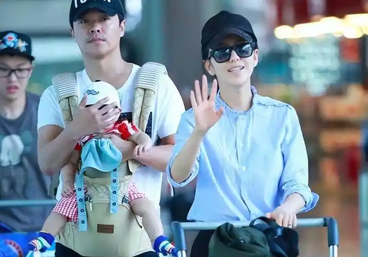 陈思诚公司泰国团建,刘昊然,文咏珊都在,前妻佟丽娅好美像20岁_网友