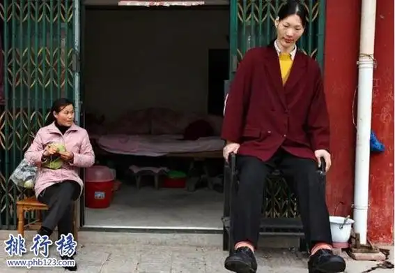 中国最高的女人是谁姚德芬身高24米脚长455厘米