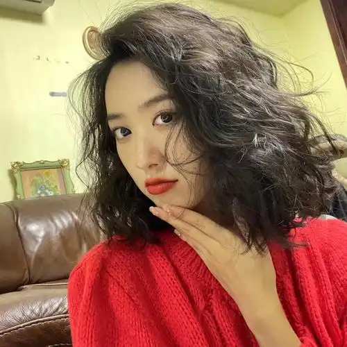 俏皮可爱卷发造型