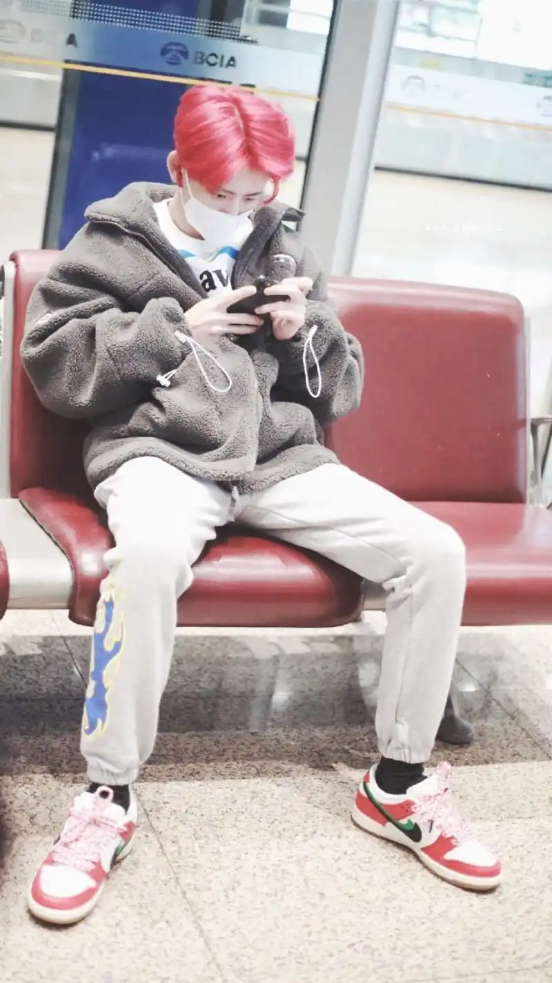 胡先煦off white x air jordan 4货号:cv9388-100市场价格:￥7500 元