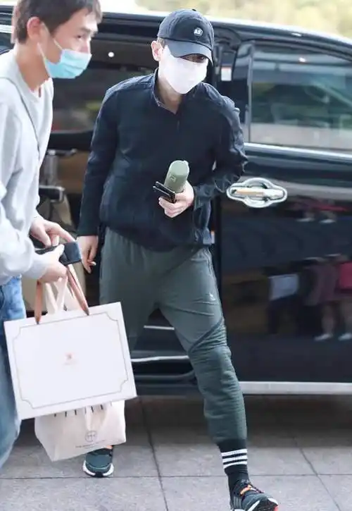 这种稚嫩的感觉就像是高中时期的校草一样,可以说邓伦的这一套穿搭真