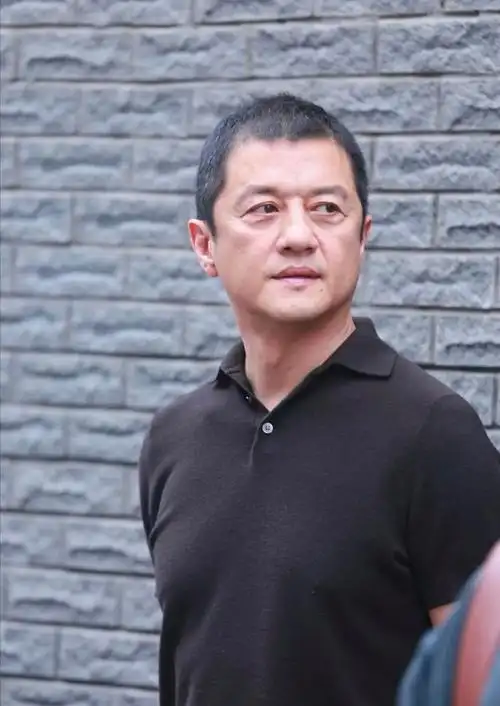 为了生计,演员李亚鹏重回舞台,直播卖茶还债!-蘑菇号