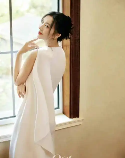 43岁陈好躺床上拍时尚大片!