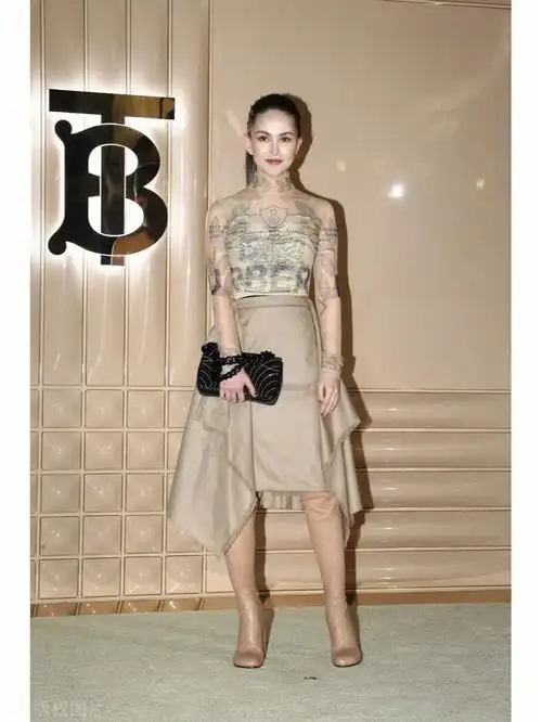 昆凌产后首次公开出席活动面容红润身材丰腴