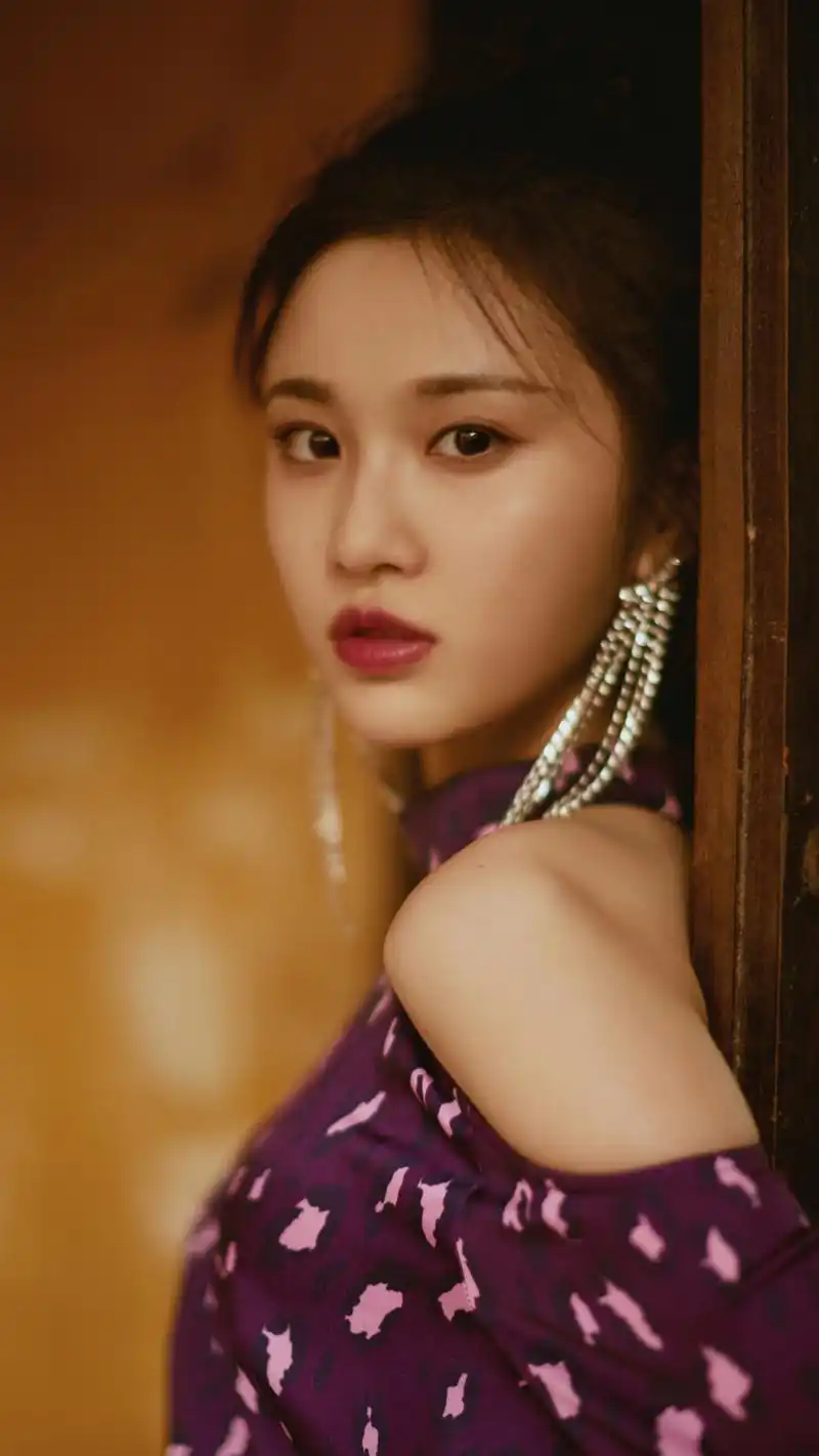 张慧雯精美壁纸:明媚动人心魄,明眸善睐间诠释不凡自我