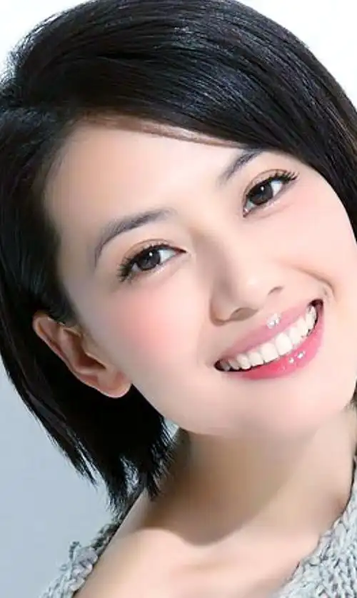 高圆圆勾着老公脖子,隔口罩与赵又廷亲吻,身旁女儿见惯了很淡定_rhea