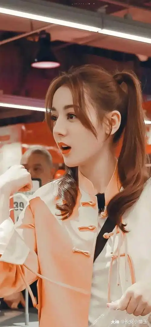 骑着小猪狂奔吧:#啥图都有# 热巴真的是可爱又漂亮