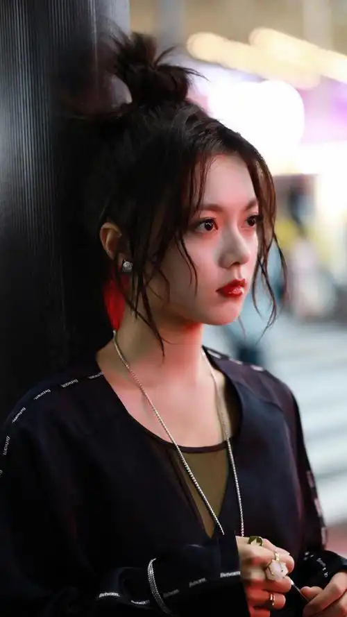 简介赵今麦这身行头一看就是行家很会穿,穿出来了酷美的感觉.