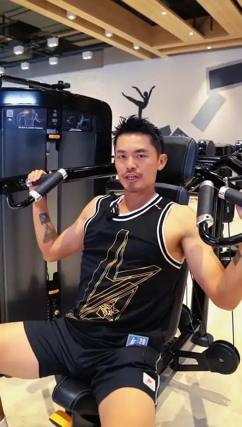 林丹身材保持太好!做饭洗碗当居家好男人,41岁谢杏芳神似李嘉欣