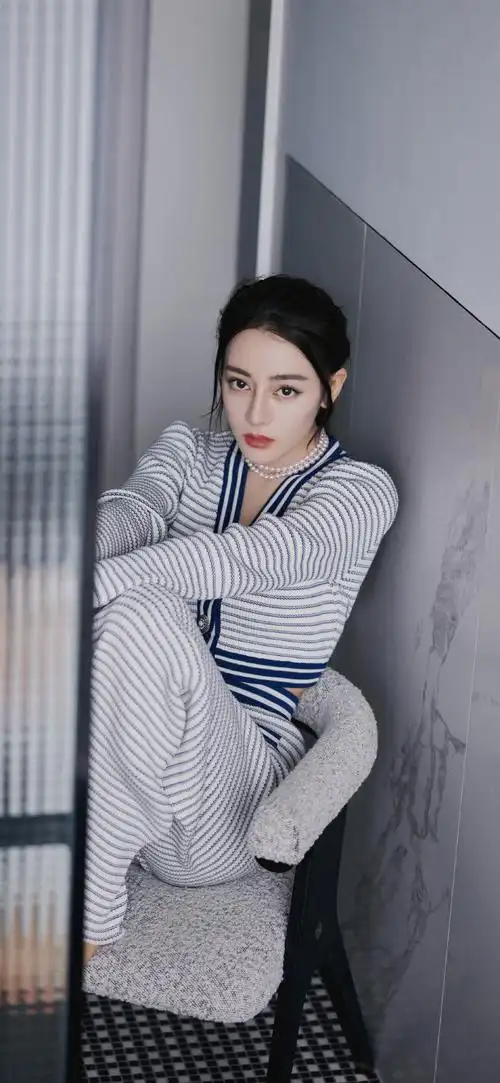 "迪丽热巴"手机高清壁纸·原图上传,记得查看原图再保存.