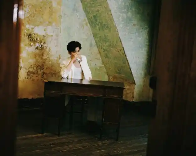 白敬亭工作室|白敬亭壁纸    我自己还蛮喜欢跟自己较劲这点的,稚少