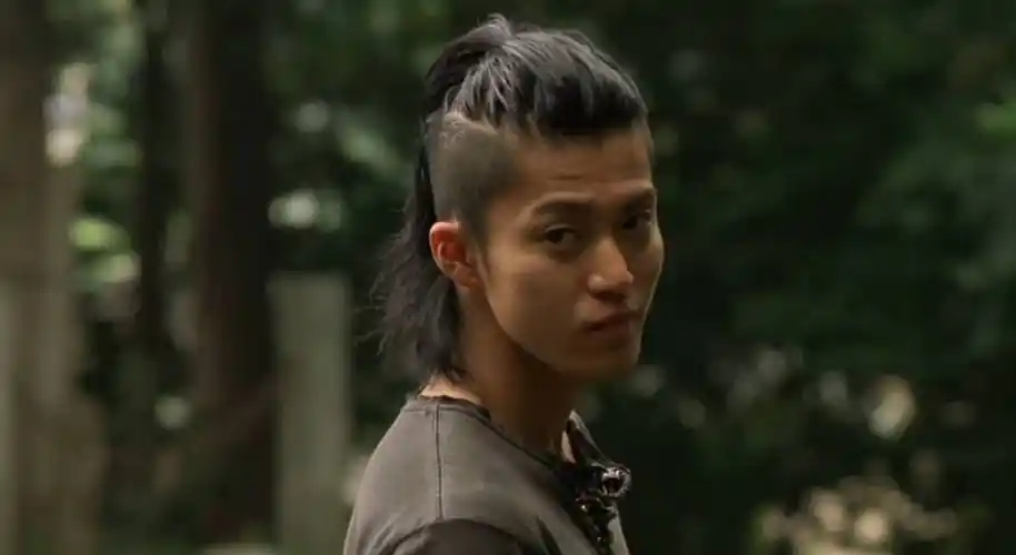 小栗旬的发型不好说叫什么发型,隔着一个国家,也不知道这些发型是怎么