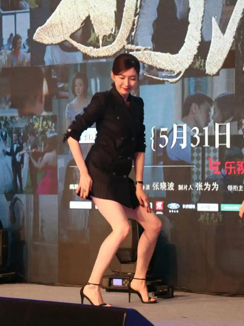 拥有大长腿的江疏影,对她来说,哪里都可以是炫的舞台.