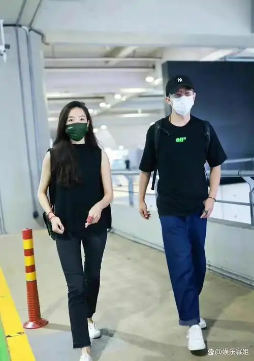 好甜!黄轩与女友现身机场据悉亲密,终于看到正常的明星恋爱方式