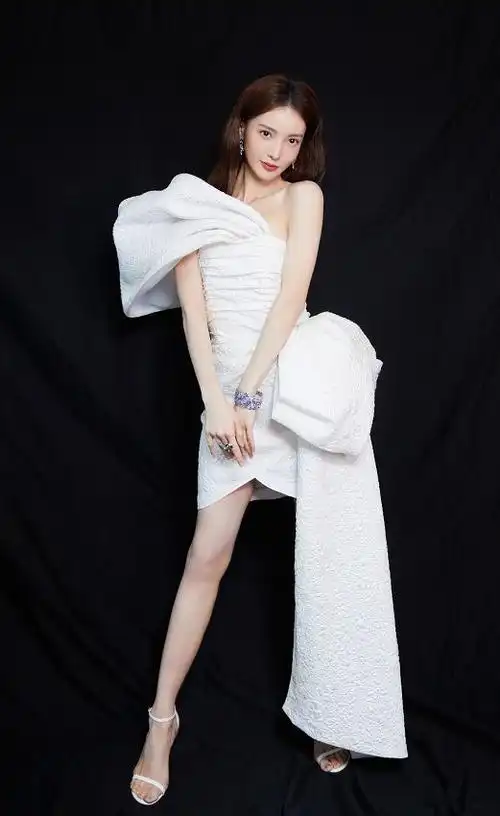 171金晨的身材真是又高又瘦穿白色抹胸裙比模特还好看
