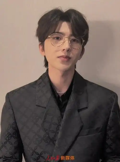 戴眼镜的蔡徐坤也太帅了!口播说到一半 还在微微笑 好甜好帅啊!