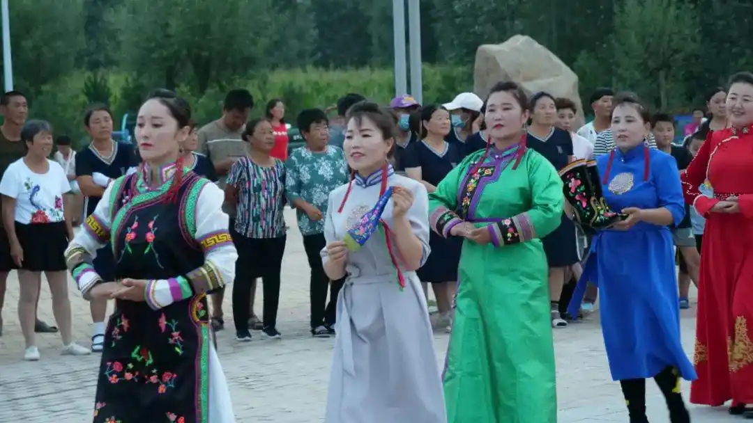 蒙古族特色的歌伴舞《好来宝》中拉开了此次演出的序幕,民族刺绣表演