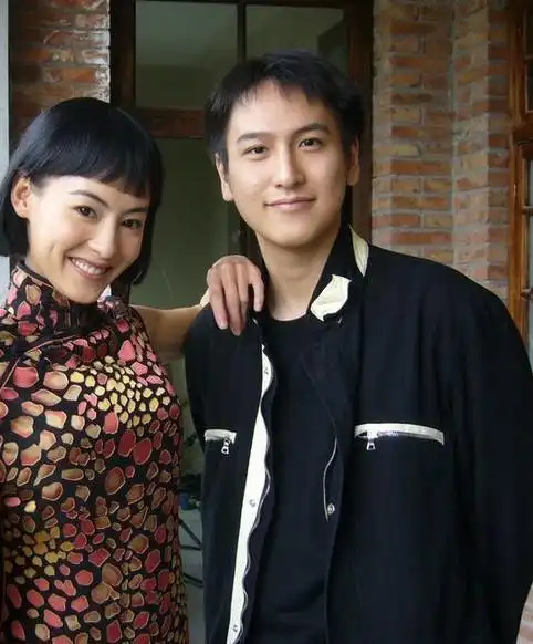 张柏芝和汤珈铖据传:陈微巧的私生活糜烂,时常流连于夜店等场所,甚至