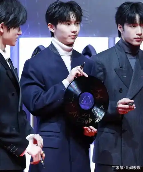 时代少年团tmea全员穿黑色西装刘耀文抗住了生图严浩翔有贵气