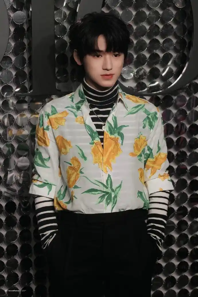 消息宋亚轩出席dior2021成衣大秀矜贵小少爷穿上花衬衫初入名利场