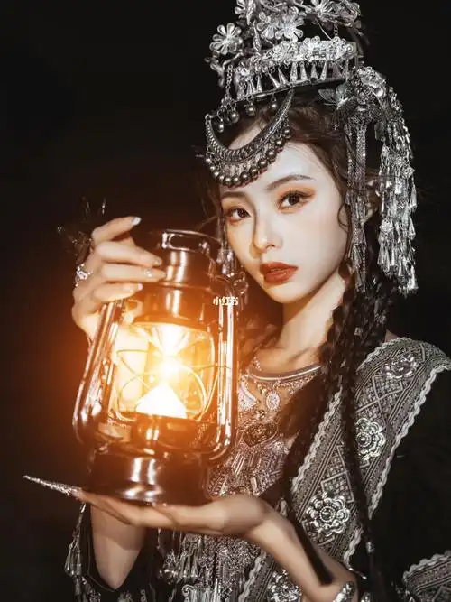 媚眼如丝的苗疆女子,眼里透出了几分多情