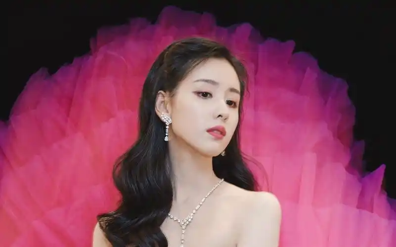 陈都灵复古玫红裙写真桌面壁纸