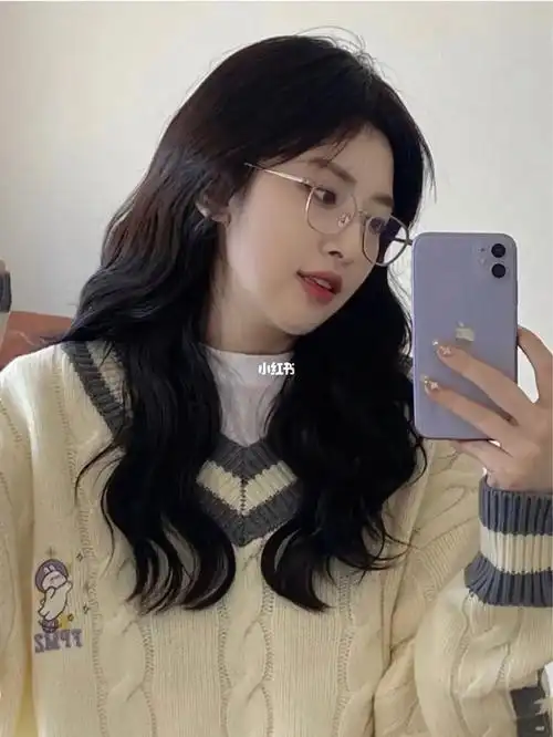 深圳烫发女生黑发发型这样弄很美不老气