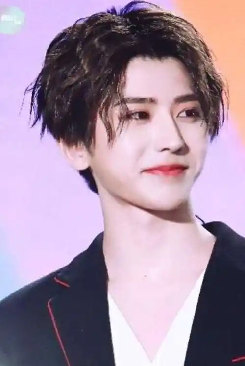 蔡小葵23岁,本名蔡泽坤,改名蔡徐坤,据说徐是他妈妈的姓.