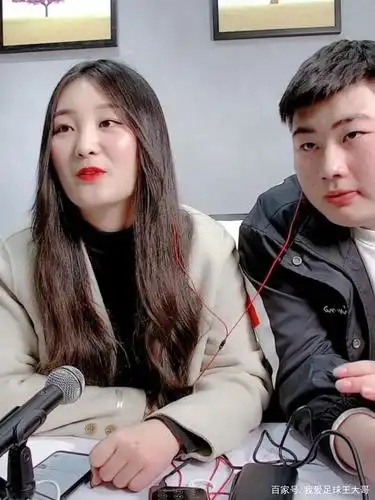 大家对于朱之文的儿媳妇充满好奇,陈亚男也对于大家的追拍非常配合