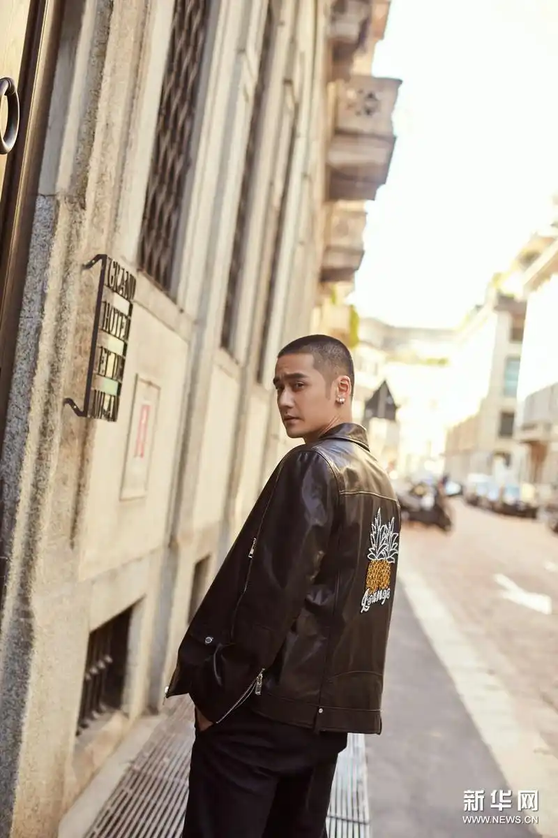 蒋劲夫街拍大片曝光 游走街头潮范十足