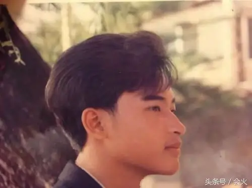 年轻人一拥而上,陈志朋因为过硬的舞蹈功底入选了