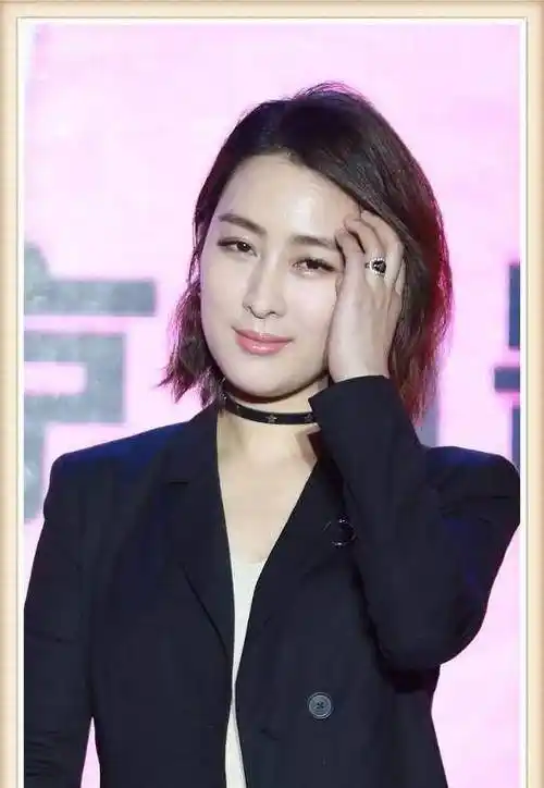 马苏现活动,做了头发女人味飙升,网友:乍一看还以为你没穿内衣_黑色