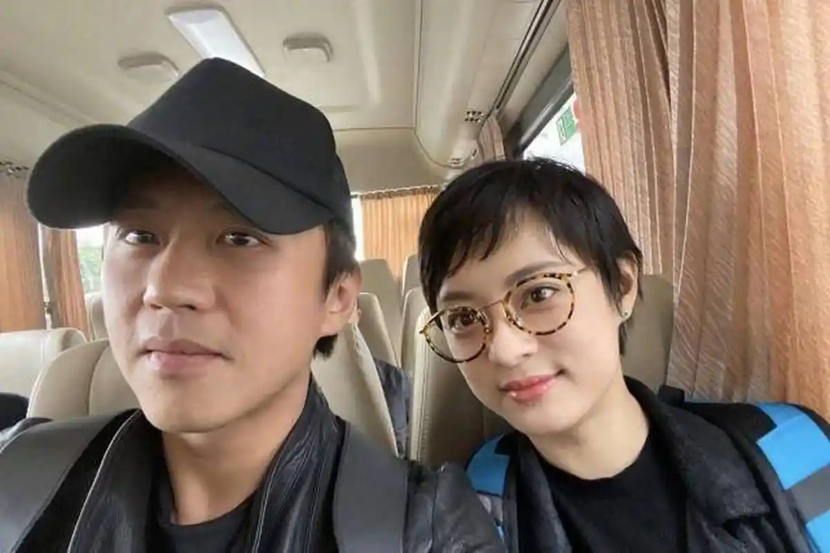 在外人眼里那么不同的两个人,却甜蜜蜜了12年,真的太神奇了.