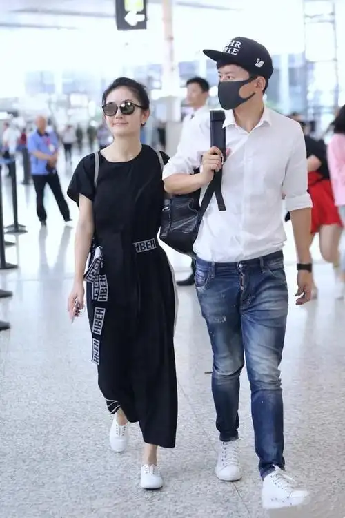 谢娜张杰走机场娜娜穿黑裙勒出蛮腰杰哥细腿抢镜躲过中年发福