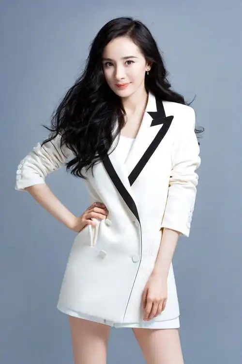 34岁杨幂真凹出少女感!一袭蓝色毛衣太清爽,嘟嘴比耶哪像辣妈