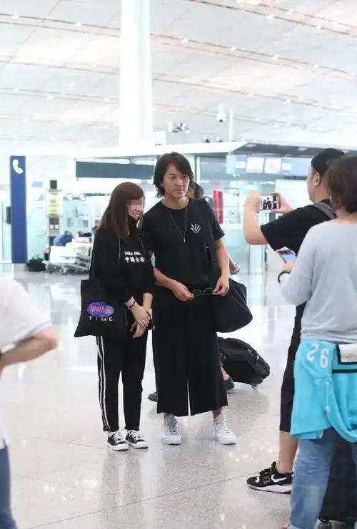 郑伊健合影粉丝意外暴露身高全套黑风尘仆仆网友赶着抢地盘