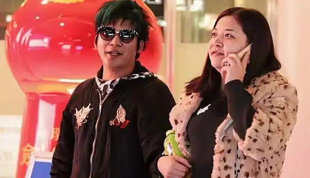 3,大张伟和刘迎2023年初,胡歌突然宣布自己有女儿了,已经荣升为父亲.