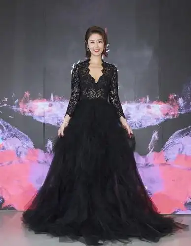 原创43岁林心如可真拼,蕾丝礼服秀高级又贵气,身材好到让人羡慕