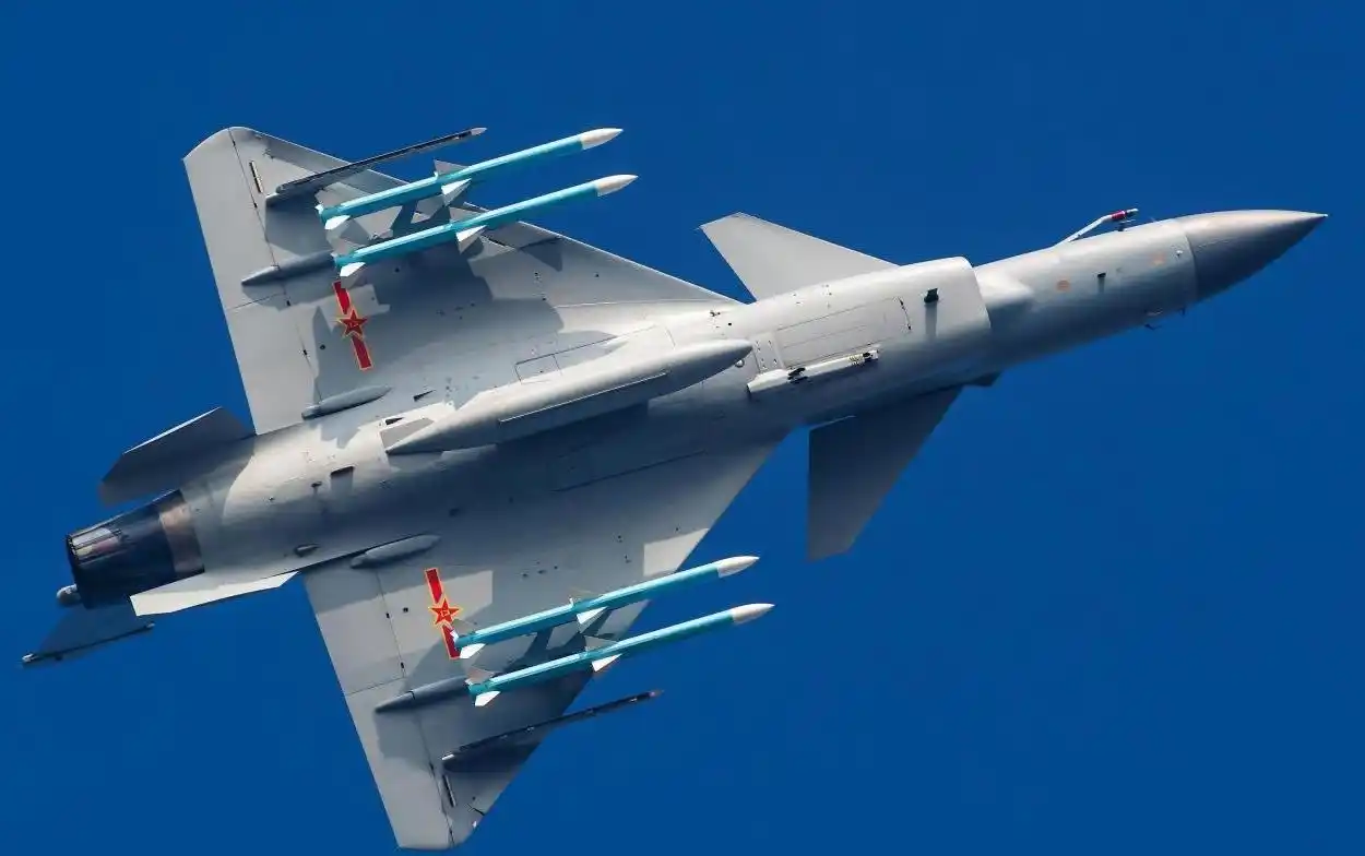 新型歼-10战斗机现身,新设计脊背值得关注,航程或载弹量将大增