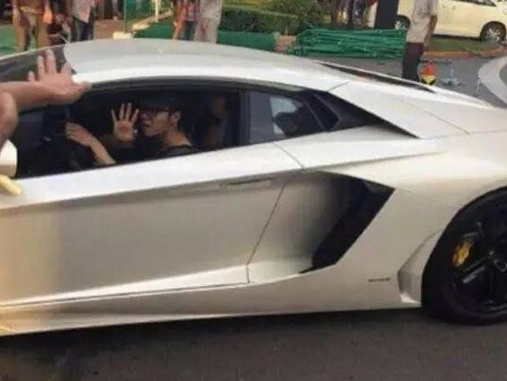 傻狍子"鹿晗"的那些座驾钟爱奥迪!