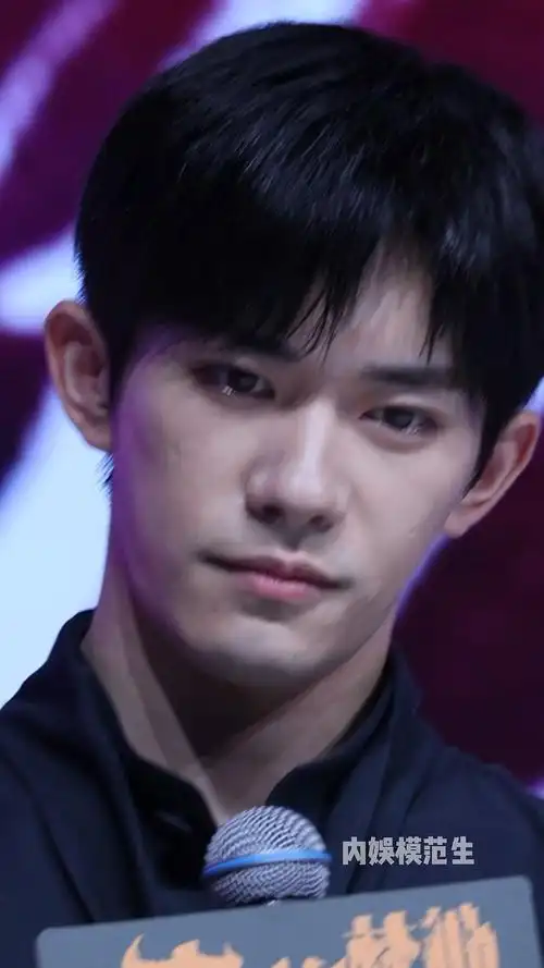 24岁易烊千玺脸部真实状态 颜值抗打 果然是三小只最强的存在