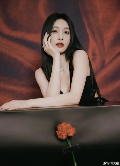 繁星点缀,嫣红如火,演员@张俪佩戴周大福天然钻石珠宝,同星辰坠落般