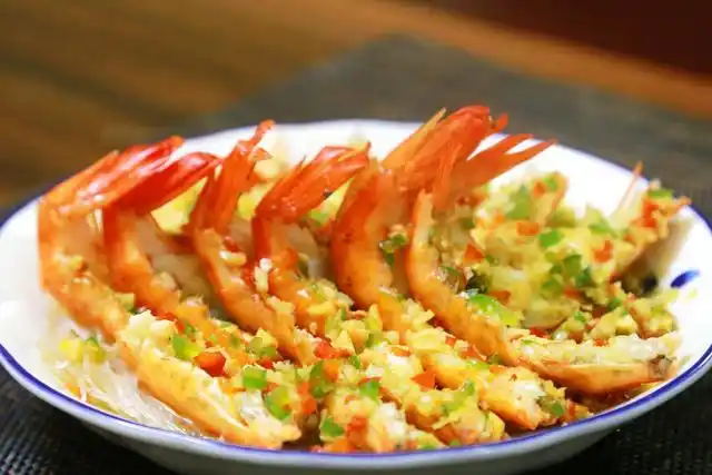 蒜蓉开背斑节虾做法(简单快速地做一份蒜蓉粉丝开边斑节虾)(9)