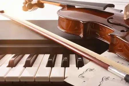 背景高清旧破钢琴细节图片不同的细节和钢琴部分关闭破旧键盘的老式